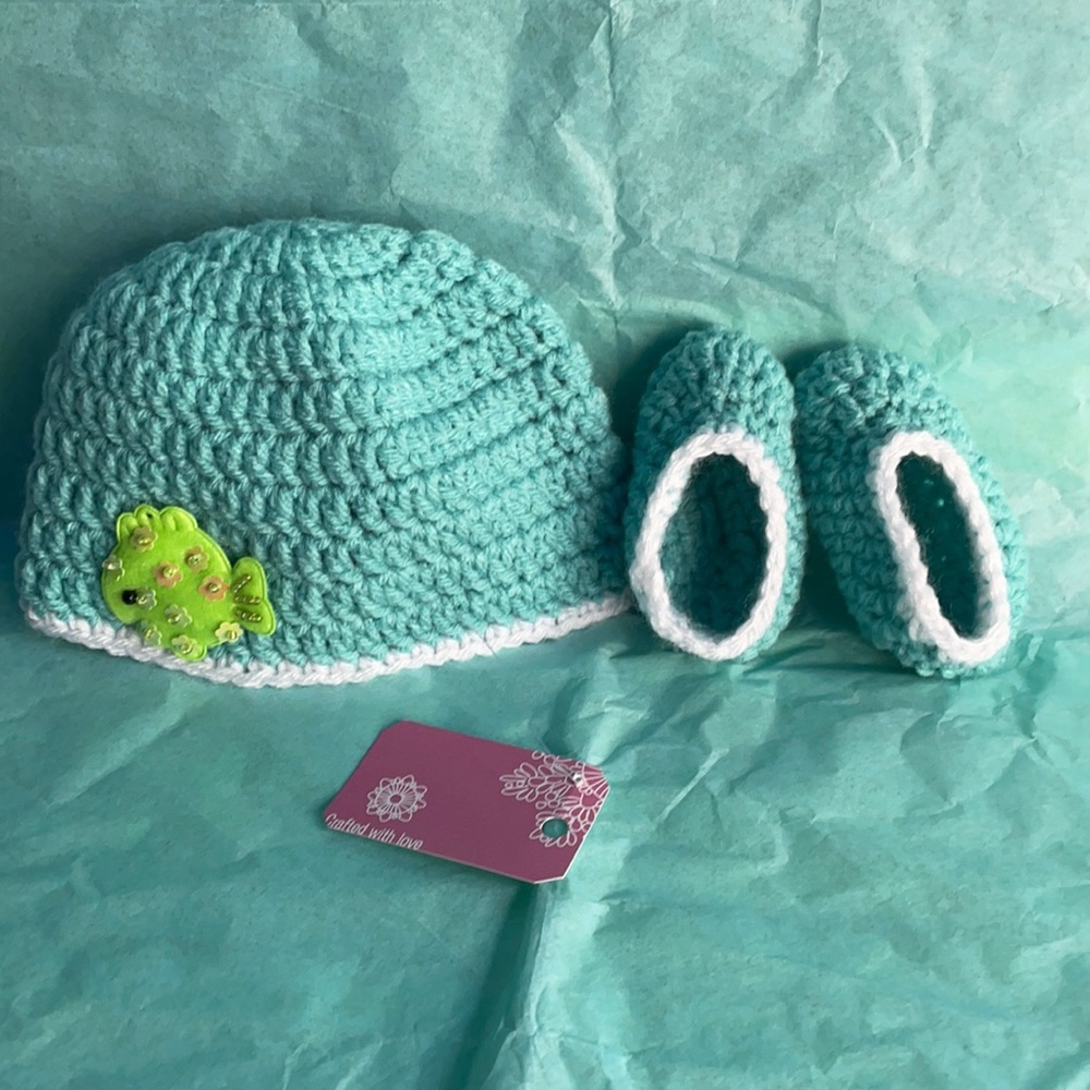 Turquoise Newborn crocheted baby hat and booties ❤️